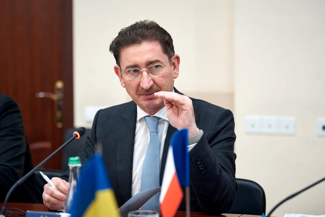 Bogdan Chirițoiu efectuează o declarație de presă