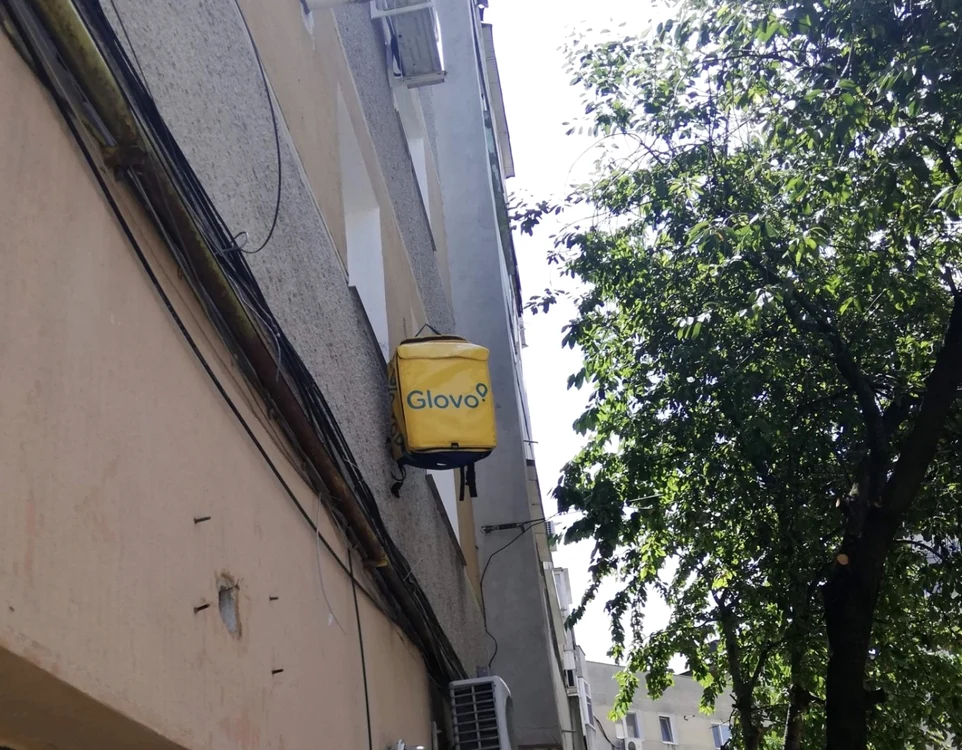 Curierul Şerban livra mâncare în casa unui client care rămăsese blocat         Foto Şerban Manolache