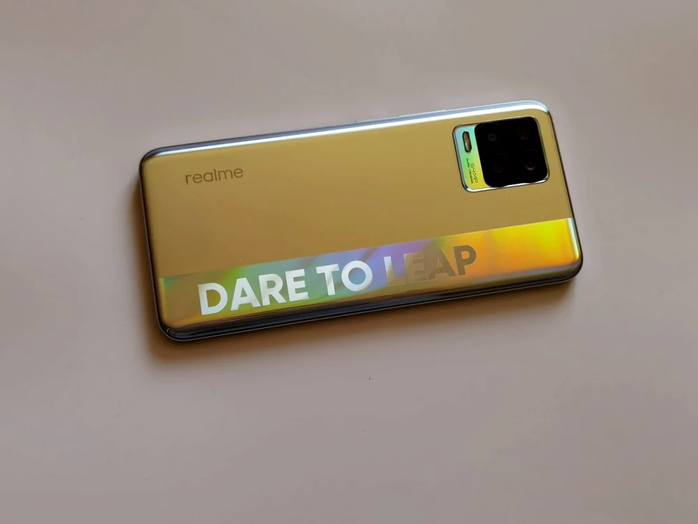 Realme 8 spate FOTO Adrian Pogîngeanu