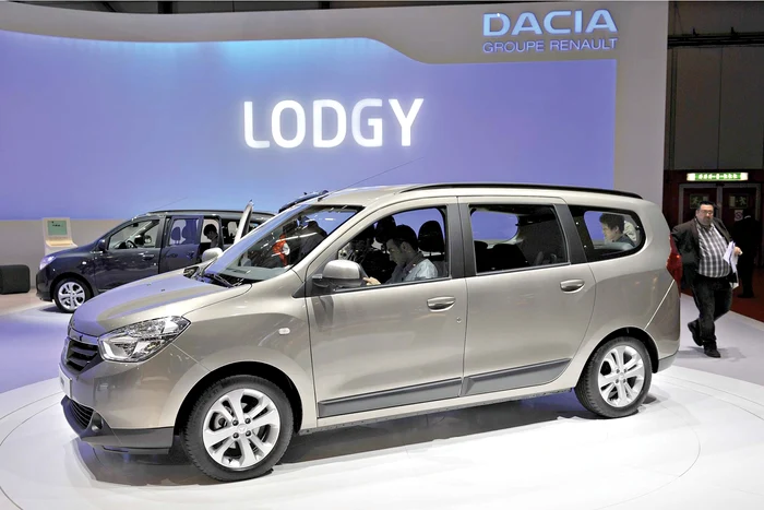 
    Preţul de pornire al Daciei Lodgy este 9.500 cu TVA. Modelul de serie are o lungime de 4,5 metri şi e fabricat în Maroc 7Gama cuprinde trei nivele de echipare, Acces, Ambience şi Laureate, şi patru motorizări: două pe benzină şi două diesel.  