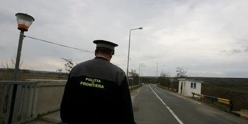 Poliţistul este acuzat că a sustras documente clasificate