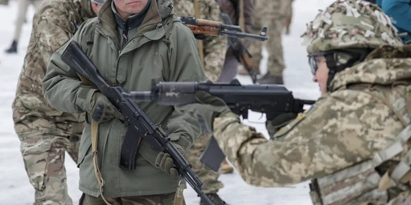 Civili Ucraina ucrainieni pregatire lupta exercitii militare femei femeie arma soldati FOTO EPA-EFE
