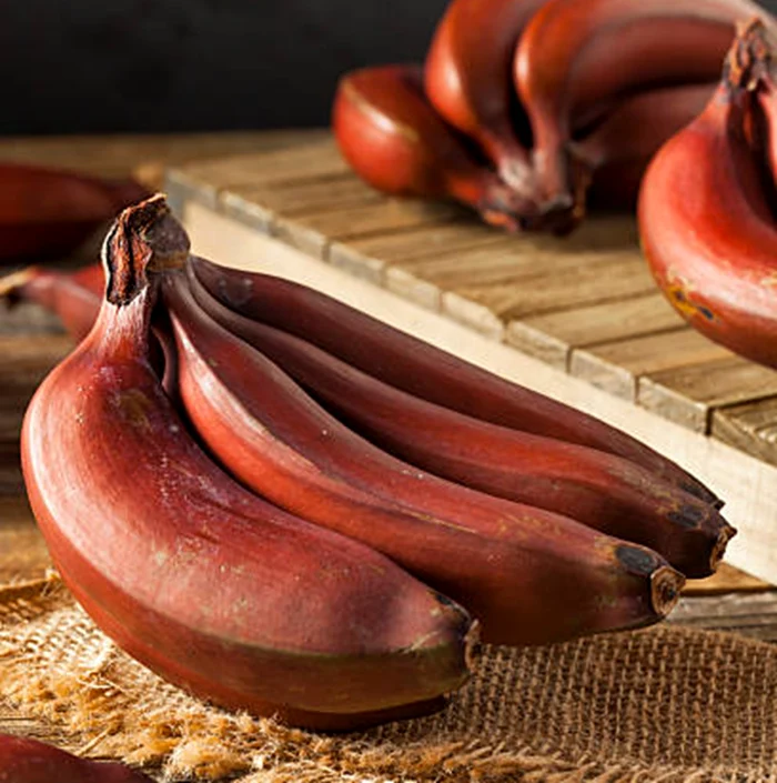 Bananele roșii au un gust special și beneficii pentru organism / foto: IStock