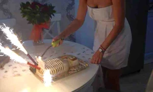 Lally a tăiat emoţionată tortul în formă de microfon jpeg