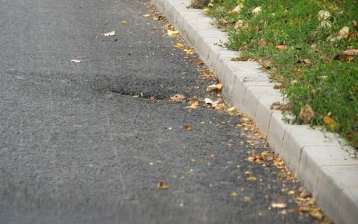 Multe capace de canalizare sunt sub nivelul strazii FOTO Florentin Coman