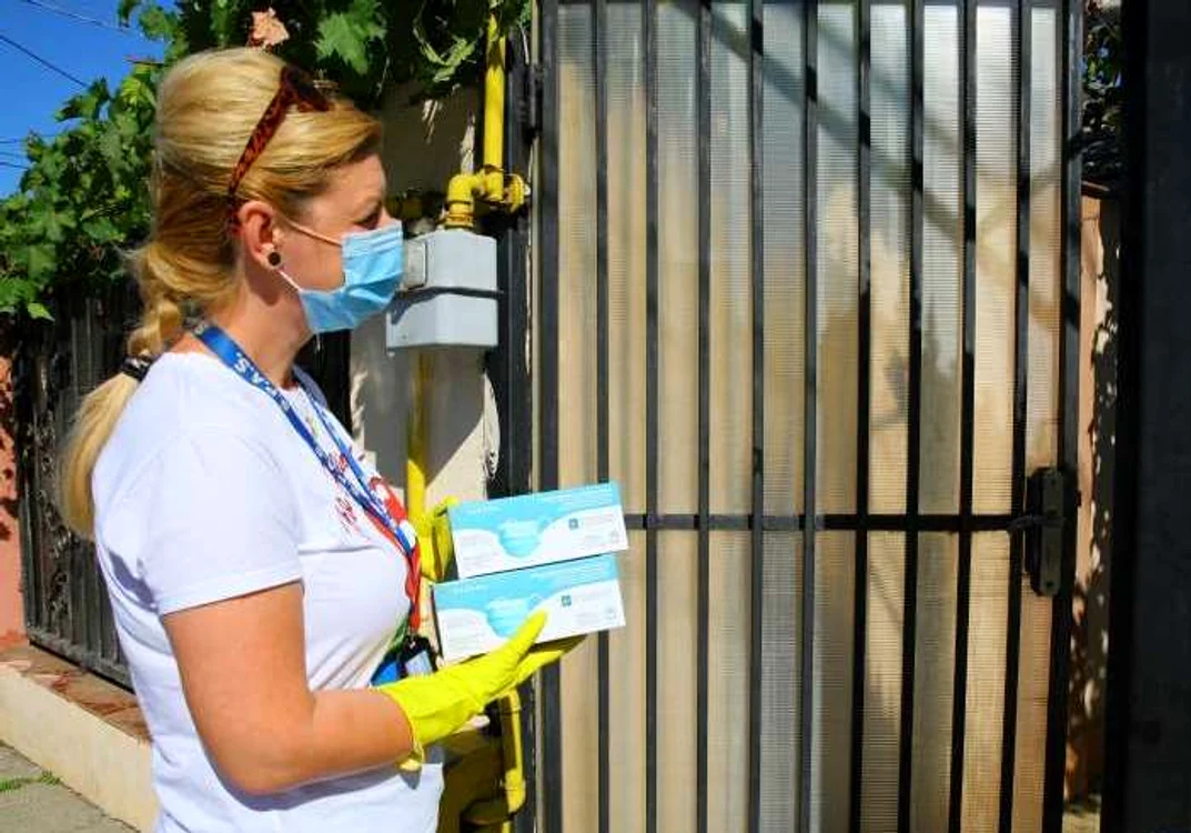 
    Angajații primăriilor le-au oferit măști persoanelor defavorizate, direct la domiciliuFoto: Primăria Constanța  