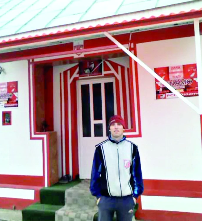 
    Hara, mândru  de felul în care  şi-a vopsit casa (Fotografii: Stl.ro)  