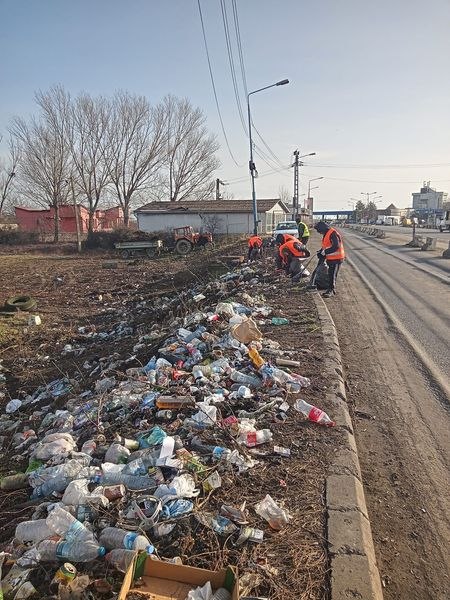 Granița României, sufocată de gunoaie. Imagine dezastruoasă în zona Nădlac, la intrarea în țară FOTO  