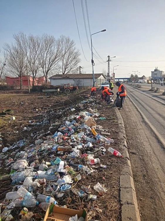 Plin de gunoaie pe marginea drumului FOTO Primăria Nădlac 