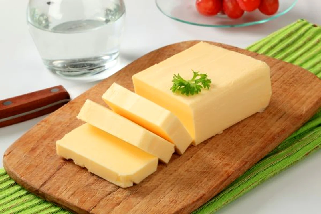 
     În 100  g de unt se găsesc 717 calorii, ceea ce înseamnă că este un aliment neprietenos cu silueta.www.clicksanatate.ro  