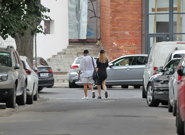 Țăndărică a intrat în bloc cu blondina lui pe care a ținut-o de mână