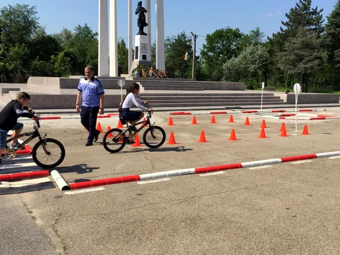 Copiii au dat un test de siguranţă rutieră, supravegheaţi de poliţişti FOTO IPJ Ialomiţa