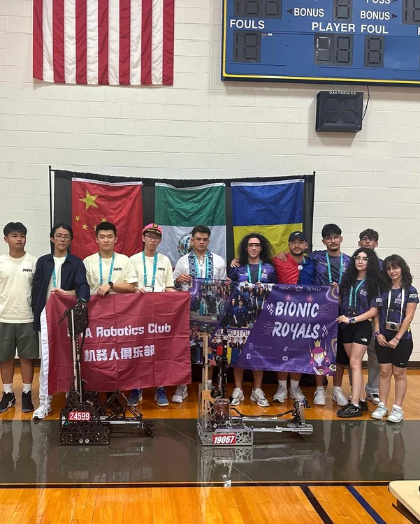 Echipa Bionic Royals a C.N. „Mircea cel Bătrân” Râmnicu-Vâlcea în SUA FOTO: Fb/Bionic Royals