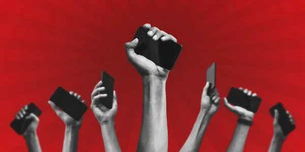 Mana cu smartphone protest politica FOTO Shutterstock