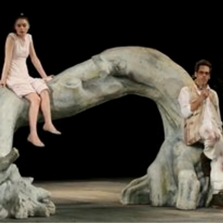 E şi actriţă de teatru. A jucat cu Ştefan Bănică jr în „Pescăruşul”
