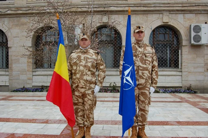 Drapelel României şi NATO au fluturat pe catarg