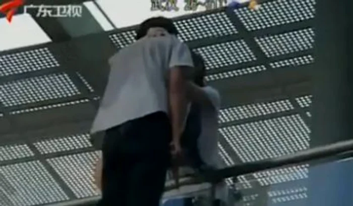 
    Tânărul de 16 s-a hotărât să încheie socotelile cu viaţa  