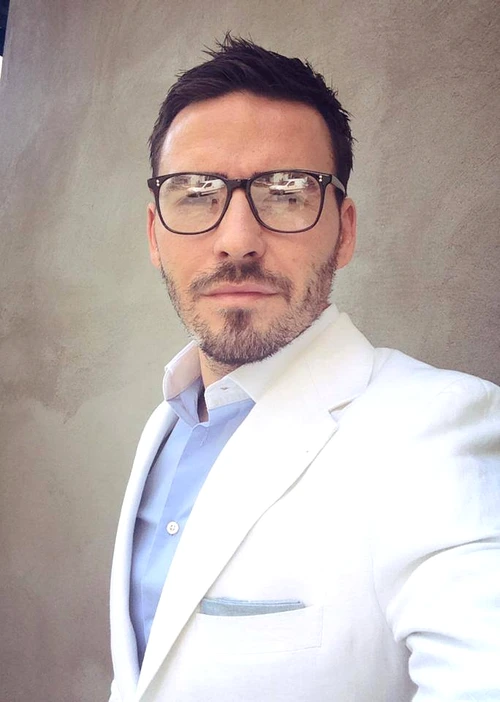Adi Cristea, filmat în timp ce-i dădea bani unui prieten
