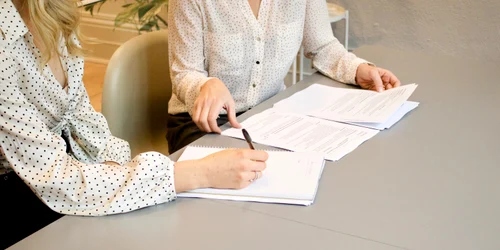 După încheierea contractului de vânzare cumpărare, notarul public trebuie să solicite înscrierea dreptului real de proprietate pe numele noului proprietar jpeg