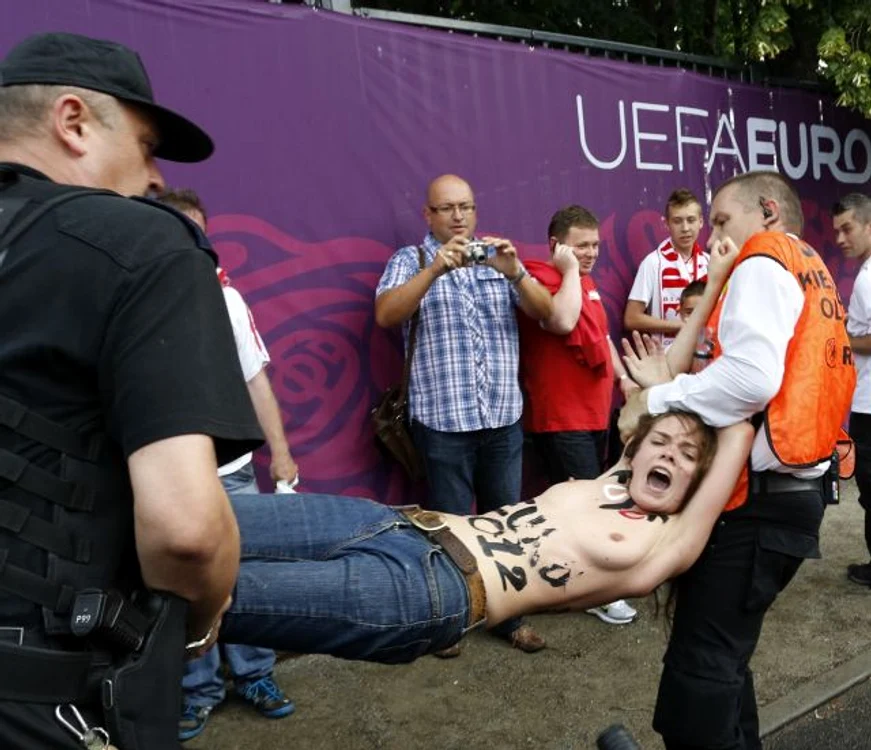Protestatarele de la Femen au atacat cu extinctoare stadionul din Varşovia (Foto Reuters)