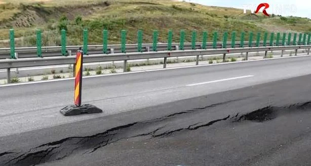 O nouă surpare pe autostrada A10 Sebeș-Turda. Crater uriaș apărut pe un tronson de 90 de milioane de euro