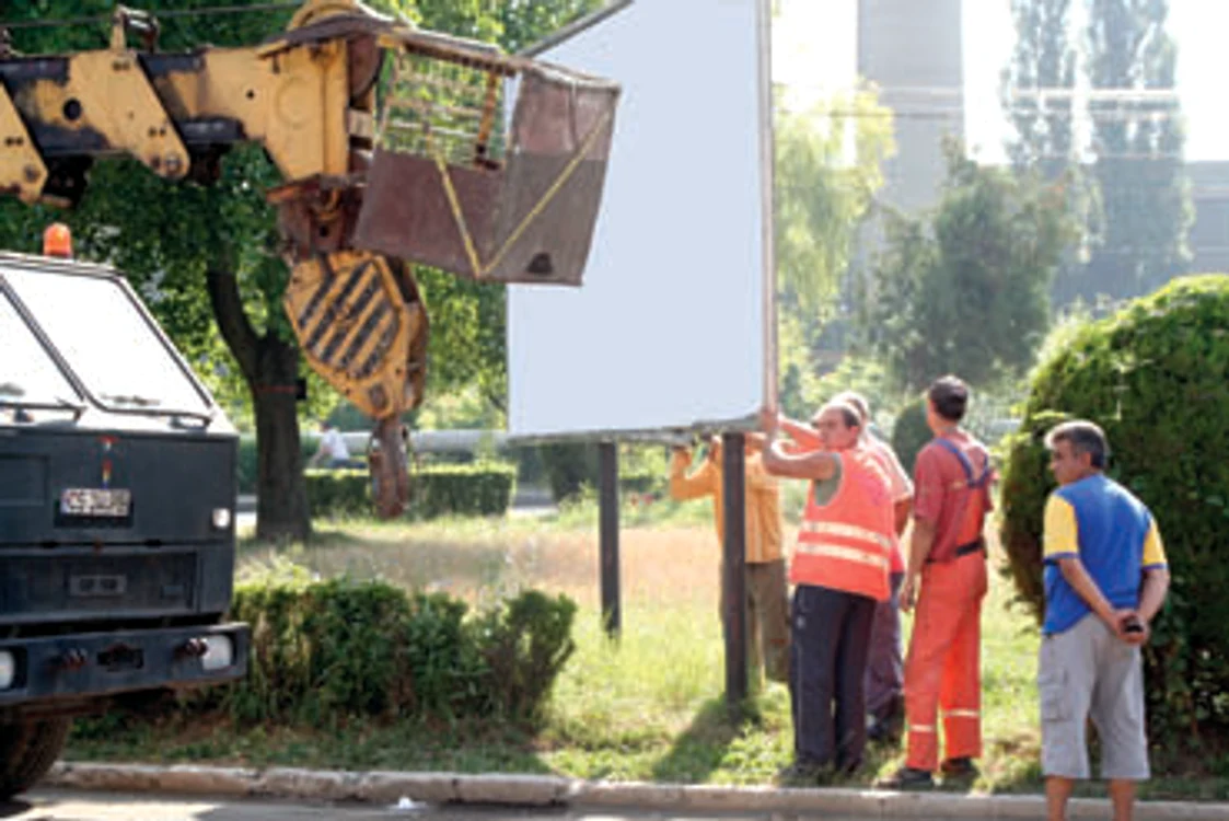 Reşiţa: Panourile publicitare au fost demolate