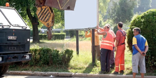 Reşiţa: Panourile publicitare au fost demolate