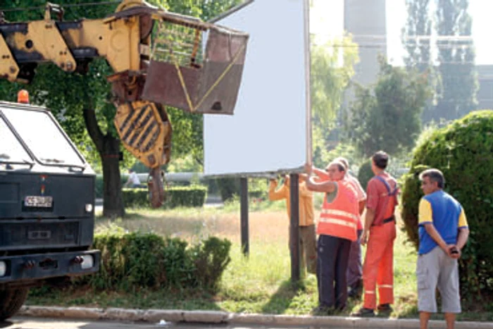 Reşiţa: Panourile publicitare au fost demolate