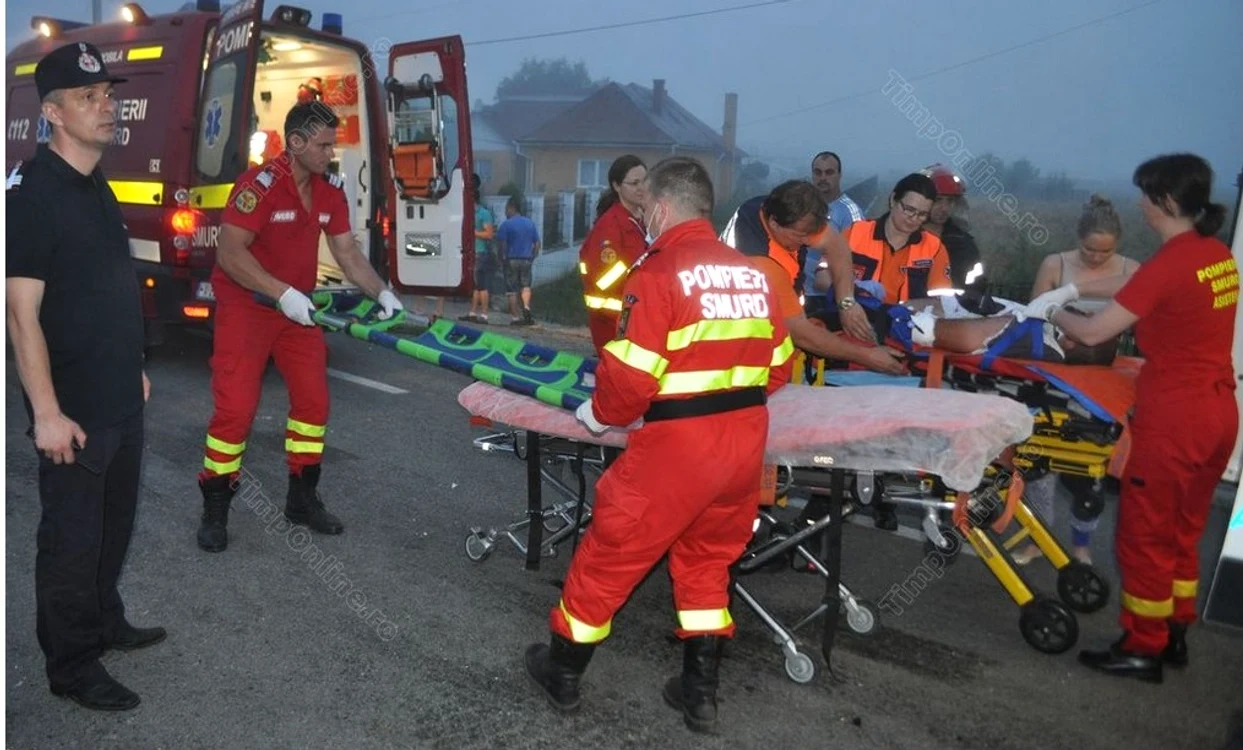 Trei persoane sunt grav rănite și au fost transportate la spital 