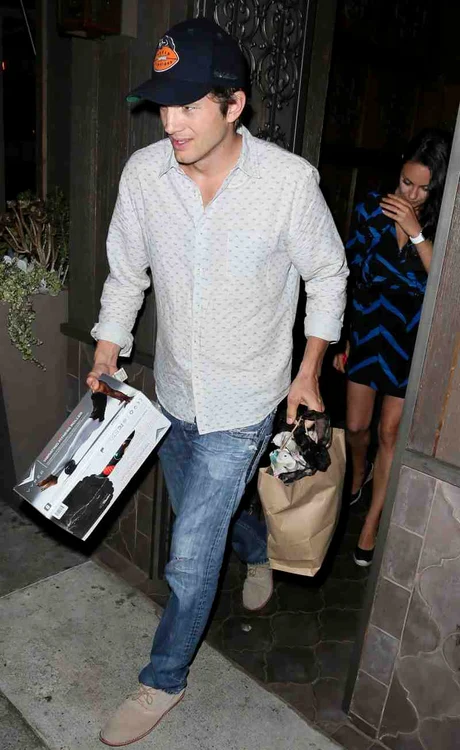 Ashton Kutcher (37 de ani) și Mila Kunis (32 de ani) au petrecut ziua de naștere a frumoasei vedete în restaurantul Toca Madera din Hollywood