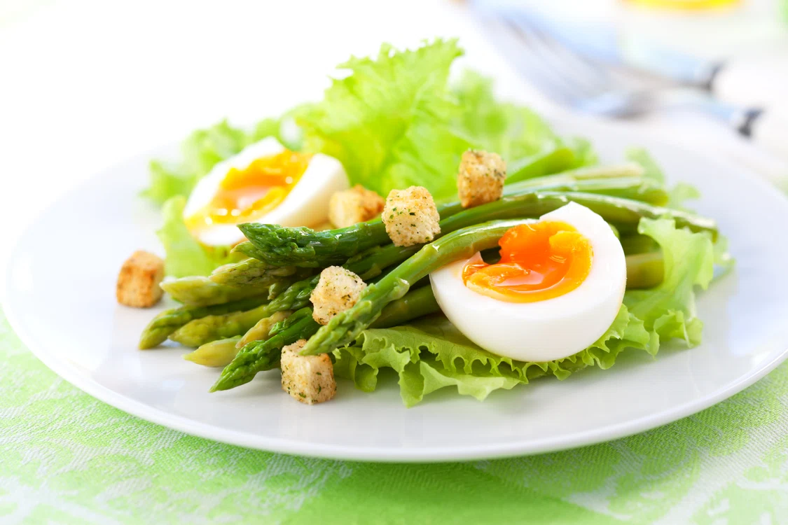 Salată cu ou și sparanghel
