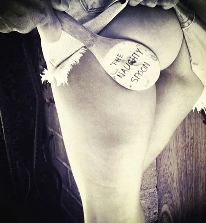 Fundul apetisant al blondei a înnebunit toţi bărbaţii 