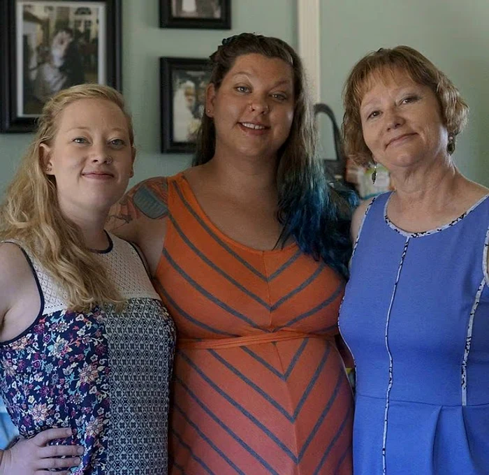 Nicole împreună cu sora și mama ei FOTO Facebook