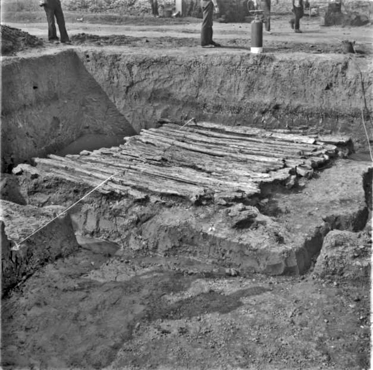 Un pod de lemn vechi de 2000 de ani descoperit în turbăria de la Lozna FOTO Muzeul Județean Botoșani