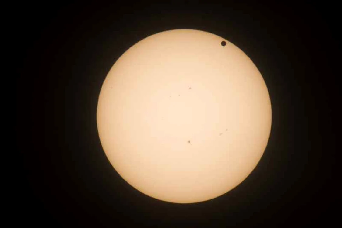 
    Discul solar tranzitat de planeta Venus, fotografiat la Berlin. (Reuters)  
