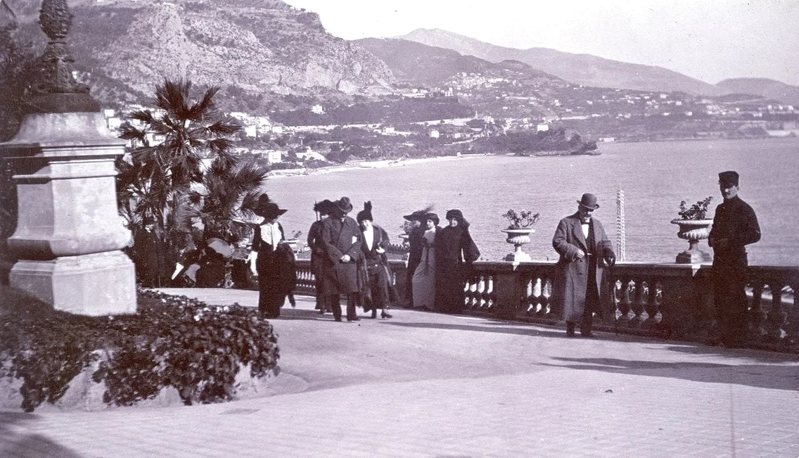 Grup de români la Monaco, circa 1910 (© Muzeul Național al Hărților și Cărții Vechi)