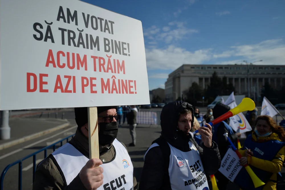 Ce economie face statul dacă dă afară 40.000 de oameni din administrație. Suma este echivalentă cu cea virată partidelor în 2024-2025