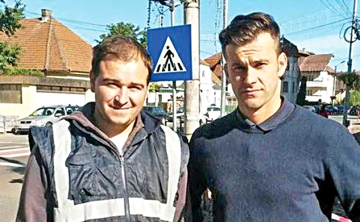 Ovidiu Galeş, alături de Ionuţ (în stânga), cel care a găsit portofelul