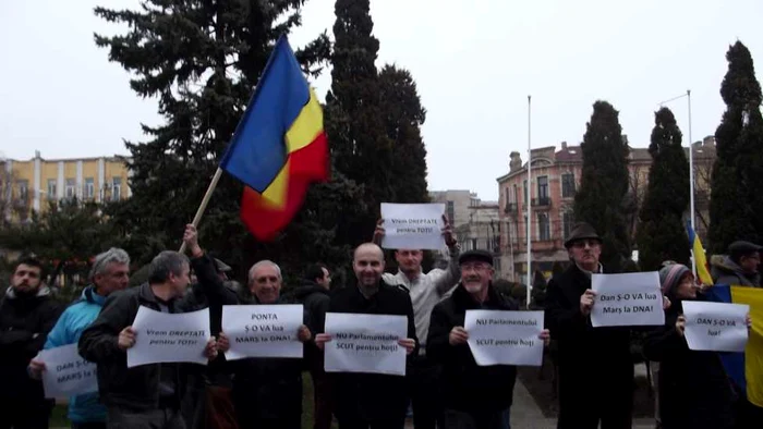 Constănţenii s-au răsculat faţă de nedreptatea din Parlament FOTO M.I.