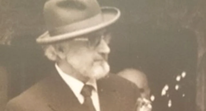 Arsenie Boca purta costum