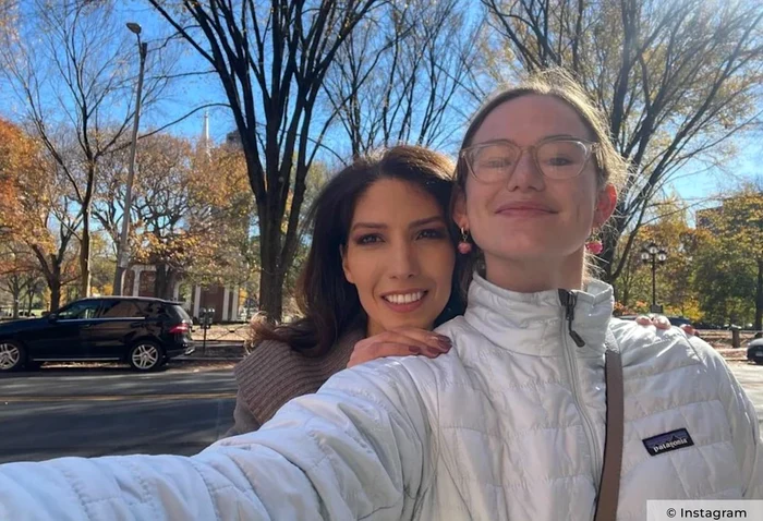 Violet Affleck cu sora lui J Lo png