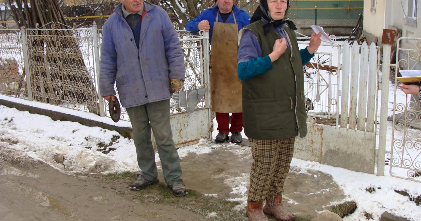 Locuitorii de pe strada Argintari din Râmnic îşi înmormântează morţii la o biserică din oraşul Ocnele Mari