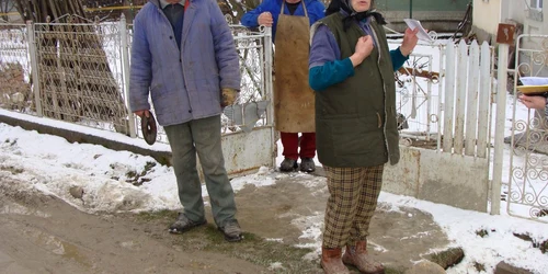 Locuitorii de pe strada Argintari din Râmnic îşi înmormântează morţii la o biserică din oraşul Ocnele Mari