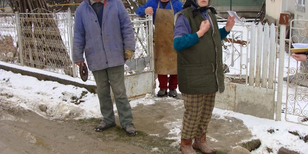 Locuitorii de pe strada Argintari din Râmnic îşi înmormântează morţii la o biserică din oraşul Ocnele Mari