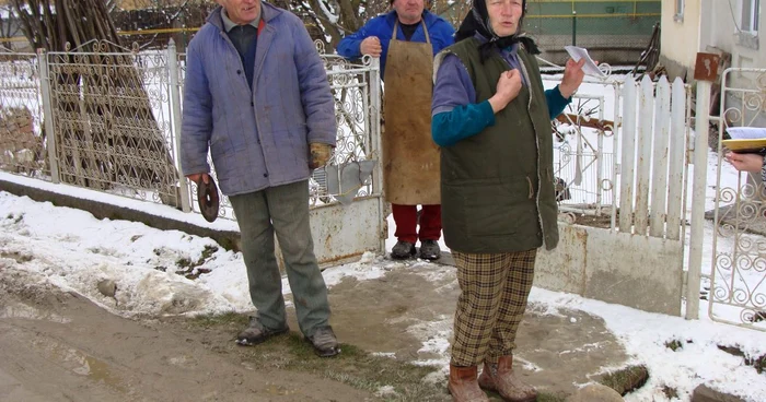 Locuitorii de pe strada Argintari din Râmnic îşi înmormântează morţii la o biserică din oraşul Ocnele Mari