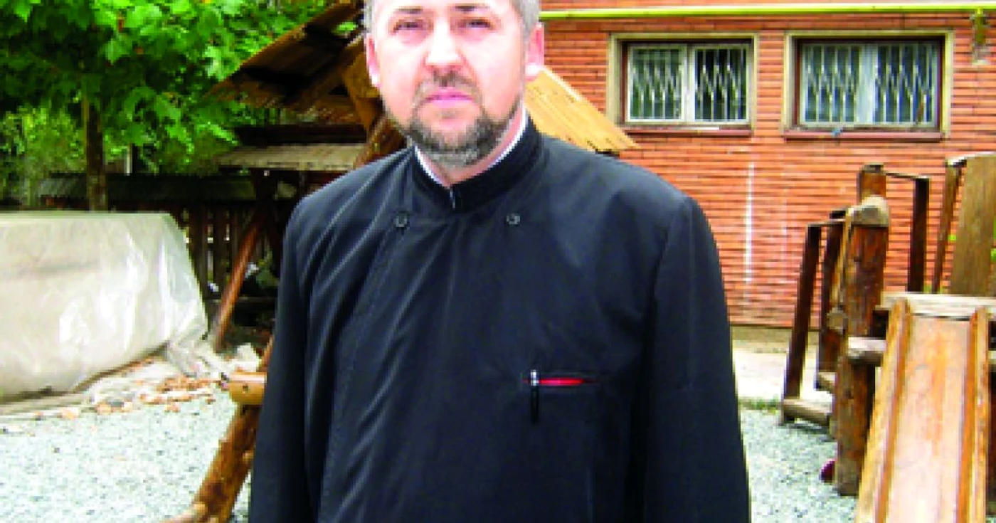 Săracii iau masa de duminică la biserică