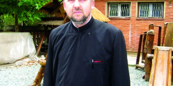 Săracii iau masa de duminică la biserică