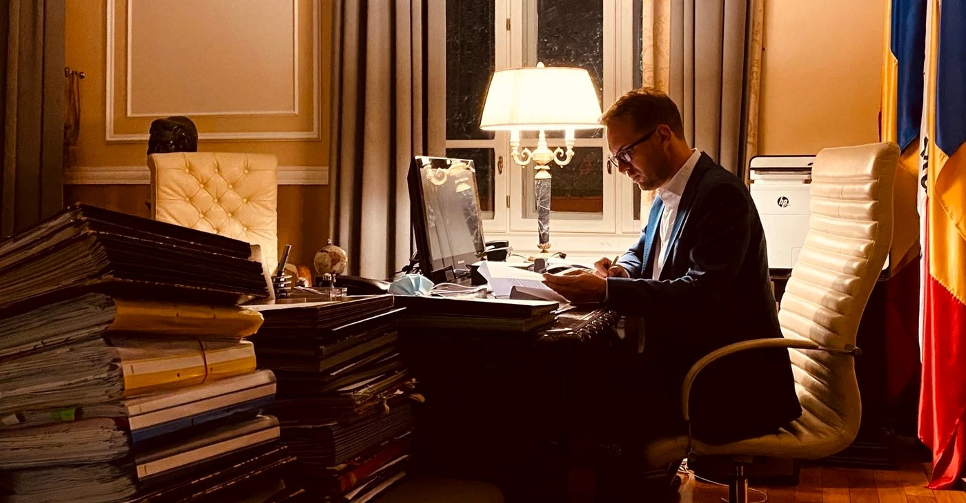 Printre dosarele de la primărie, Dominic Fritz învaţă geografia şi istoria României. FOTO: Facebook 