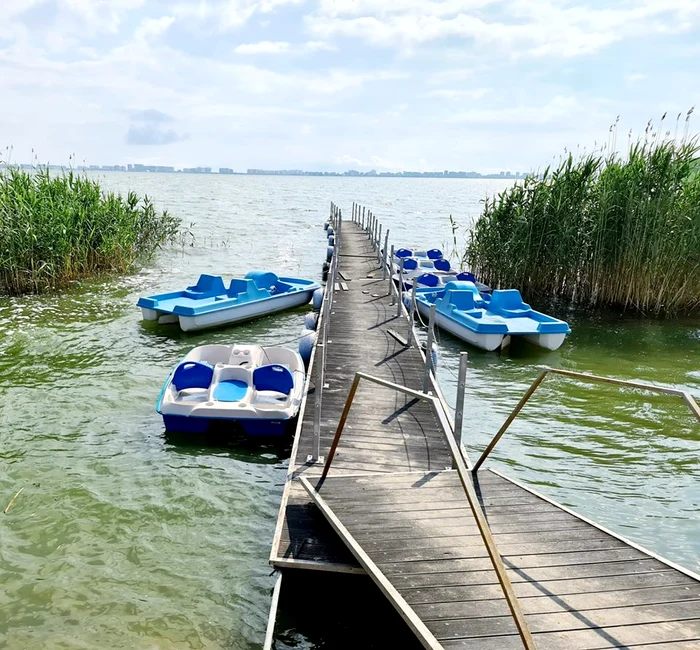 Localnicii, invitați  să facă plimbări pe lac  