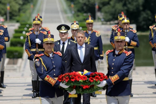 Klaus Iohanis depunere de coroane la mormântul ostaşului necunoscut Bucuresti 10 iunie 2021 FOTO Inquam Photos / George Calin